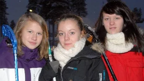 Elin Lestander, Emma Westerlund och Sofia Ranberg från Arjeplog är redo för SM-spel i innebandy. De är på väg till Karlstad för att representera Norrbotten i SM för flickor -95.