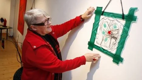 Maj-Lis Johansson hänger just nu kontföreningens sista utställning i Konstgården. Efter nyår flyttar föreningen från huset.