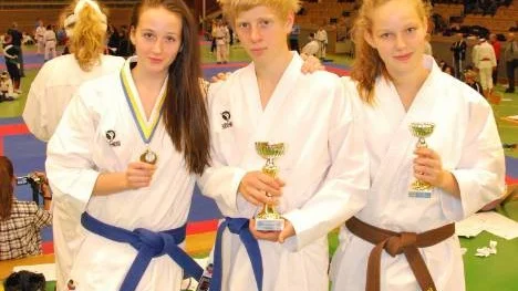Inyons medaljörer, från vänster Renée Lindkvist (brons), John Larsson (guld), Cassandra Frejdh (brons).
