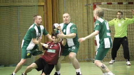 Strömnäs, här genom Stefan Nordlund, fick stopp på Kungsängen. Henrik Trahn och Johnny Landgren är övriga hemmaspelare.