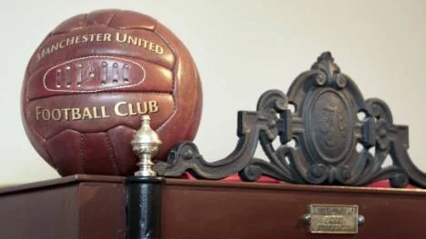 Manchester United FC valde en öppningsbar glasfront från Svalson till sina VIP-loger på arenan Old Trafford.