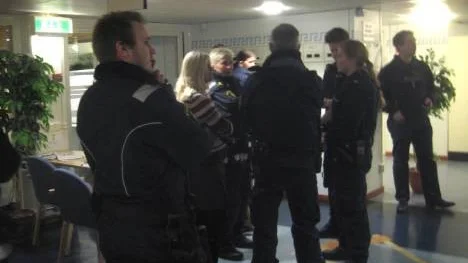 Innan polisen skulle höras i rättssalen samlades kollegor för att stötta henne.
