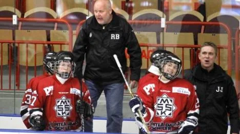 Riksserien en dans på rosor? Nä, långt ifrån. I natt klockan tre satte sig tränaren Roland Backlund och hans lag på bussen ner till Gävle för att möta Brynäs.