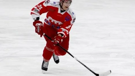 Backen William Marcusson och hans lagkamrater i Piteå Hockey förlorade senast mot Björklöven. I morgon är det ny seriematch och hemmapremiär mot Clemensnäs och då är Piteå Hockeyspelarna extra sugna att vinna. (Arkivbild)