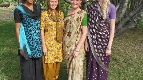 Den 26 april återvände de fyra volontäreleverna till folkhögskolan i Älvsbyn efter två månaders vistelse i Indien. I onsdags redovisade de sitt projekt. Från vänster: Marielle Mvuanda Riström,  Malin Nordlund,  Anna-Maria Alakangas och Johanna Domander.