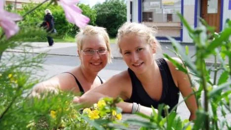 Arjeplogs blomsterflickor Sara Dahlberg och Sara Skum tycker om sina sommarjobb. "Det enda som är jobbigt är att plocka krossat glas."