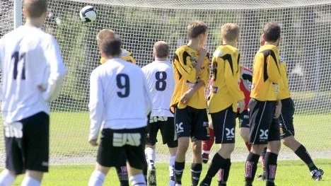 Här är ytterligare en boll på väg i Infjärdens kasse. Notvikens Daniel Engberg (nr 9) har dragit iväg en frispark som går in via vänstra stolpen.