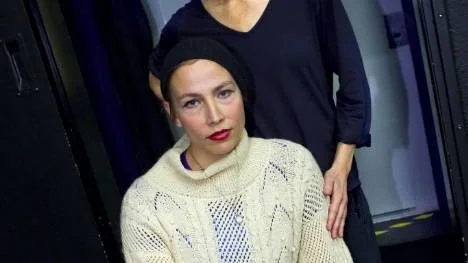Koreografen Helena Franzén (bakom) som gör en ny dansföreställning på Dansens hus stora scen till nyskriven musik av Jenny Wilson (sittande).