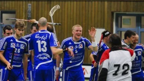 Hela laget jublade när K4 IF tog ledningen med 7-6 efter Emil Lindmarks tredje mål i andra perioden.