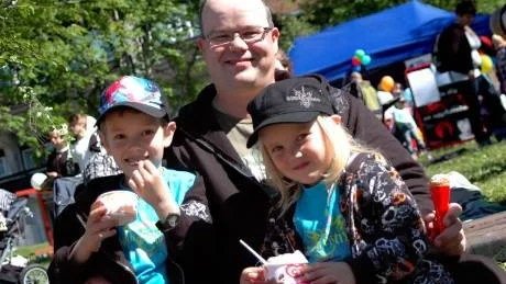 NJÖT I SOLEN. Noah, 6, och Hannah, snart 5, Timander var på festivalhumör med pappa Rainer.