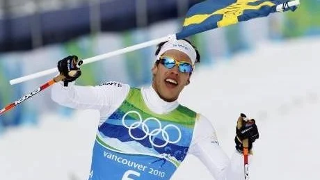 Härliga OS-minnen. Marcus Hellner säkrar den svenska segern i herrarnas stafett efter en imponerande laginsats.