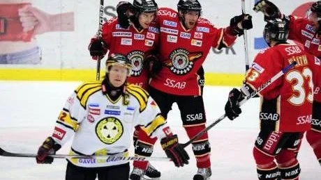 Sebastian Enterfeldt och Chris Abbott jublar efter Luleås 2-1-mål som kom när endast sekunder återstod av den första perioden.