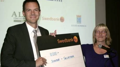 PRISAD. Anders Hellman, Sushi- och salladsbaren i Luleå fick motta utmärkelsen Årets ungdomsvänligaste företag 2010. Att det inte blir någon fortsättning på satsningen som anses lyckad tycker han är synd då han haft stor nytta av den. Bredvid, Lena Sundkvist, arbetsmarknadsförvaltningen.Foto: INGELA RASIMUS