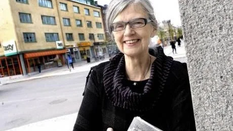 FORSKAT KRING ARBETSSTUGORNA. I fem år har Gerda Helena Lindskog, tidigare bland annat litterturkonsulent på landstinget, forskat kring kvinnorna och männen bakom arbetsstugorna i Norrbotten. "Jag har skrivit helt utifrån de vuxnas perspektiv, hur deras gärningar uppfattades och hur de bemöttes", säger Gerda Helena Lindskog som på söndag gästar Kvinnobiblioteket på Björkskatan i Luleå.