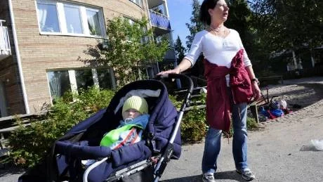 TILLRÄCKLIGT. På Seminariets förskola finns tre avdelningar där barngrupperna består av 19-21 barn per avdelning. "Jag tycker det fungerar, men fler barn får det inte bli, det säger jag. Man måste räcka till, säger Monica Markström. I vagnen sitter Lydia, 1,4 år.