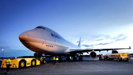 HÖGTFLYGANDE PLANER. När det första fraktplanet från Korean Air cargo landade sades att planerna var två eller till och med tre fiskfrakter per vecka men nu har det inte landat några plan alls på flera månader.