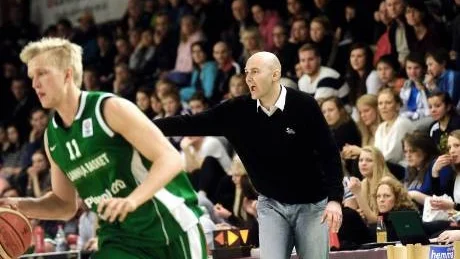 COACH AULANDER. Dennis Aulander var tillbaka i Pontushallen - på fel sida ... Foto: Roland S Lundström