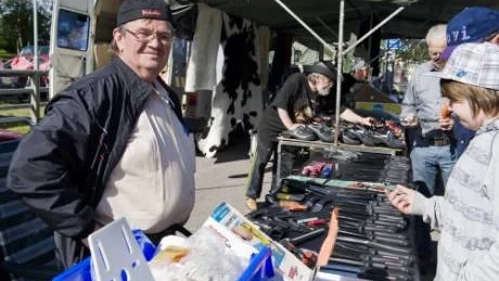 SÄLJER BRA. Kjell Lingenäs från Pajala säljer knivar, något som är populärt i Karesuando.