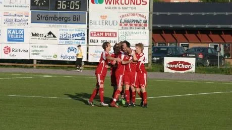 JUBEL. Kalixspelarna jublar efter Daniel Isakssons 1-0-mål som innebar att Kalix fortfarande är obesegrat efter sju omgångar i division IV norra.  Foto: Jon Johansson