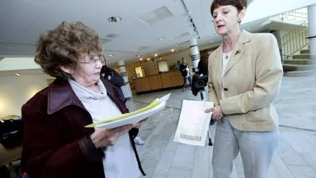 VEGA VILL. Vega Brännvall överlämnar protestlistor med 830 namn till landstingsdirektören Elisabeth Holmgren.