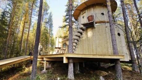 RUND. Bastun, som består av två våningar, har väldigt speciell arkitektur och är ritad av Bertil Harström.