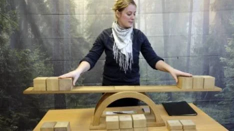 Ambassadören Hanna Svensson understryker vikten av balans mellan produktions- och miljöintressen.