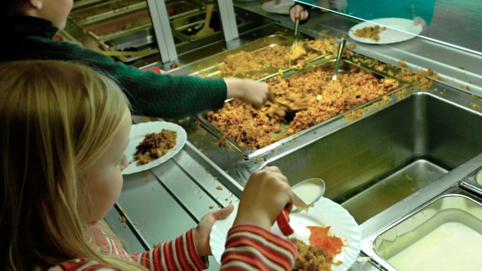 Eleven som skrivit insändaren vill att skolmaten ska bli godare, så att eleverna äter och därmed orkar mer.