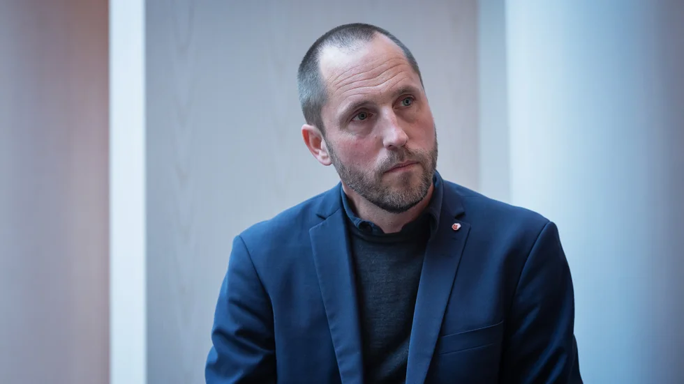 Erik Pelling (S) tycker beslutet är tråkigt och hoppas på att bandy-SM ska kunna återvända till Uppsala när byggarbetena kring arenan är avslutade.