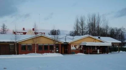 Rivningsobjekt? Att bygga om fastigheten på torget är inte ekonomiskt försvarbart menar kommunstyrelsen i Arjeplog. Istället vill kommunstyrelsen riva byggnaden och arrendera ut marken till någon som vill etablera kafé-/restaurangverksamhet här.