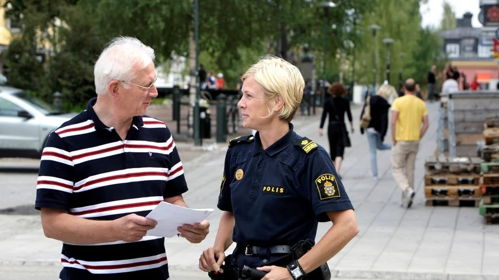 Lennart Hallberg och Petra Hinterthaner från Piteåpolisen konstaterar att ungdomsfylleriet ökat i samband med årets Piteå dansar och ler.