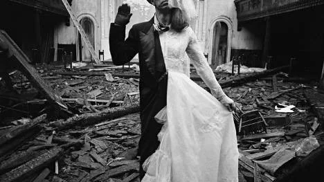 "Bride and groom" av Arthus Tress. Den amerikanske fotografens bilder visas i anslutning till Pridefestivalen.Bilden är beskuren.