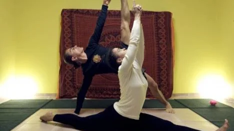 Ashtangayoga omfattar cirka 250 rörelser/positioner. Här visar Maria Johnson och Petri Räisänen hur det kan se ut.