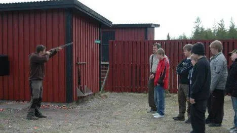 Johan Viklund ger tips och råd till eleverna.