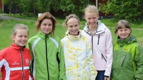Fem tjejer från Piteå IF som lyckades bra i orienteringspremiären, från vänster: Elvira Öberg, Viktoria Eriksson, Ida Nordlund, Hanna Öberg och Elin Nordlund.