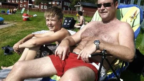 Dennis Carlsson och Lars-Erik Carlsson värmde upp sig vid  poolkanten.