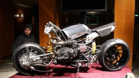 Motorcykeln som Thomas Lindberg byggt tillsammans med Stellan Egeland är navstyrd, vilket innebär att den saknar framgaffel. Trots att den högteknologiska Harriern är extrem på många sätt, är den byggd för att vara en vanlig brukshoj.