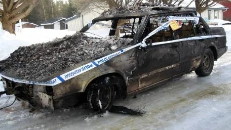 Bilen som stod i garaget blev totalförstörd.