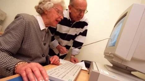 Alliansregeringen har med sin skattepolitik ändrat förutsättningarna i pensionsuppgörelsen. Personerna på bilden har inget samband med artikeln. (Arkivbild)