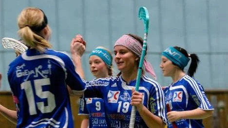 Segerjubel för K 4 IF-damerna. Matilda Lundgren (19) och Amanda Grahn (15) svarade för framspel till flera av hemmalagets mål i 8-2-matchen mot IBK Luleå. I bakgrunden syns Olivia Marklund (9).