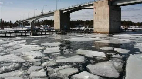 Isen i Pitsund  har spruckit  upp.