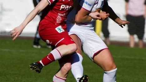 Piteå IF:s Janina Marklund och Malmös Nilla Fischer i en närkamp i en match som PIF förlorade. Nu är det nya tag borta mot Örebro på söndag.