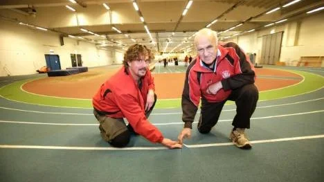 Löparmattan är i dåligt skick så Torbjörn Pihl och Roger Johansson jublar över att Nolias friidrottshall rustas upp.