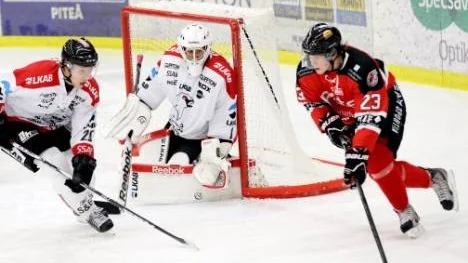 Ludvig Marklund försöker gå runt målet och hitta nätet.