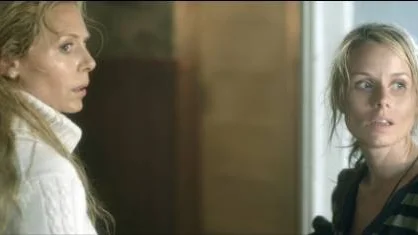 Eva Röse och Helena af Sandeberg försöker komma undan en mördare i "Inte ens det förflutna".