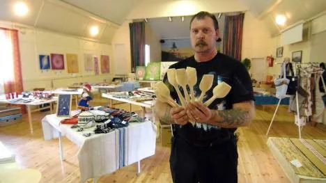 Robert Bengtsson som svarar för hantverksutställningen i Slagnäs berättar att träslöjd gått som smör i solsken.