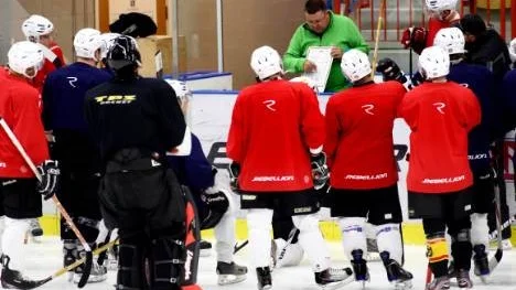 Rosviks division 2-lag tränar i LF Arena. Det brukar klubben göra fram till tionde oktober då isen i Kristallen spolas upp. Men den här säsongen kan det bli problem - utan bidrag har inte klubben råd att göra konstgjord is.
