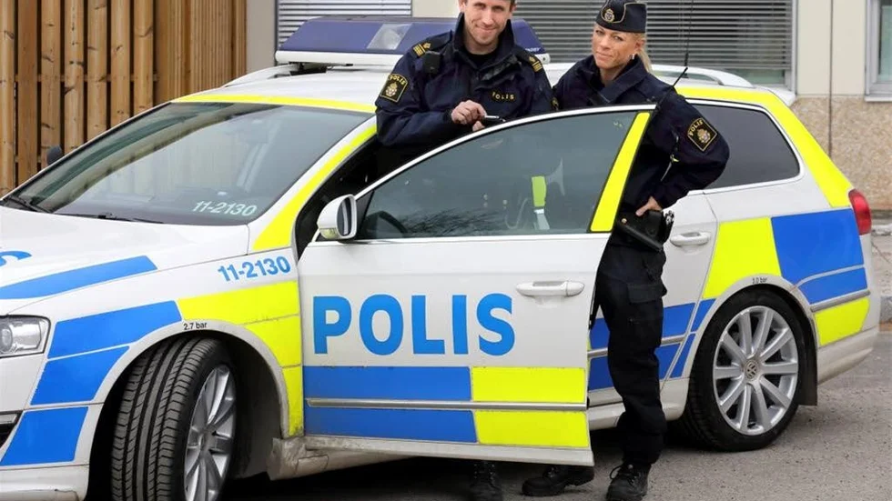 Jonas Sköld och Jenny Larsson sköter Piteåpolisens sidor på Facebook.