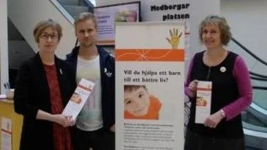 Familjehemsgruppen vill rekrytera fler familjer som vill ta emot barn och unga som familjehem eller kontaktfamilj. På lördagen visade de upp och informerade om verksamheten i Gallerian. Från vänster, Maria Berglund, Johan Lindahl och Birgitta Patron.