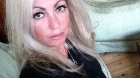 Katia Apostolopoulou, Pitebo från Bulgarien:
"Julafton är en familjehögtid, vid nyår är det mest kompisar som brukar samlas kring matbordet hemma hos någon. Vi äter alltid banitsa, gjord på filodeg som fyllts med ägg och fårost. Obligatoriskt är också att vi skriver önskelapp till var och en inför det nya året, till exempel god hälsa, nytt jobb, ny kärlek och så vidare. Vi fäster papperslapparna på trädkvistar som vi plockat och så får alla gäster var sin kvist. På en av lapparna står det ”latmask” och den vill ingen ha för då skrattar alla åt en, men min mammas man har fått den varje år! När vi ska äta banitsa snurrar vi fatet först, sedan tar alla från det ställe som är närmast en själv. Första tuggan sväljer man inte, utan man lägger den i papper tillsammans med kvisten. Vi tror att om man har det där under kudden i tre nätter drömmer de som är singlar om sin blivande kärlek, andra drömmer om något som kommer att hända under det nya året. Det är också viktigt att lämna allt det gamla bakom sig