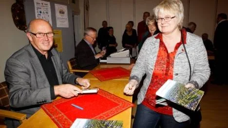 Blivande kommunalråd Helena Öhlund (S) var en av många som stod i kö för boksläppet. "Det är oerhört viktigt att man känner till sin bakgrund för att kunna gå framåt och utveckla regionen och bygden", säger Helena Öhlund.